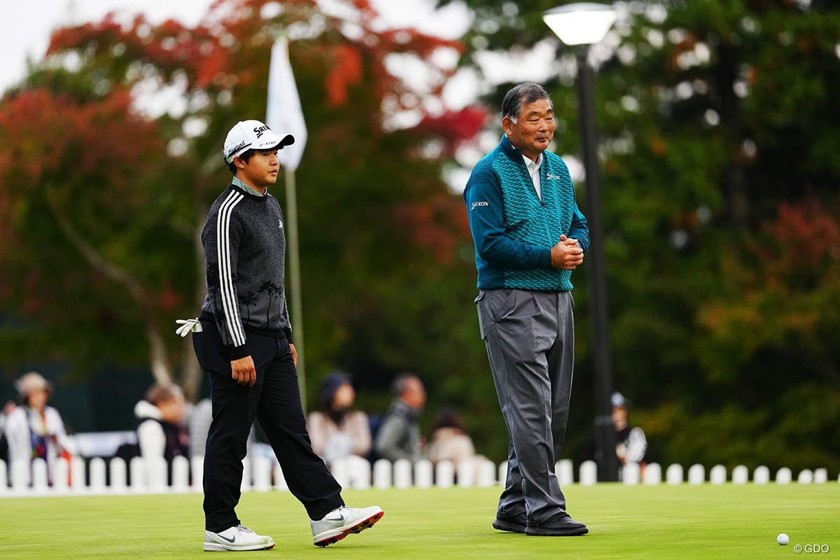 アマチュアの長崎大星（左）が師事する中嶋常幸。若手に思うことは