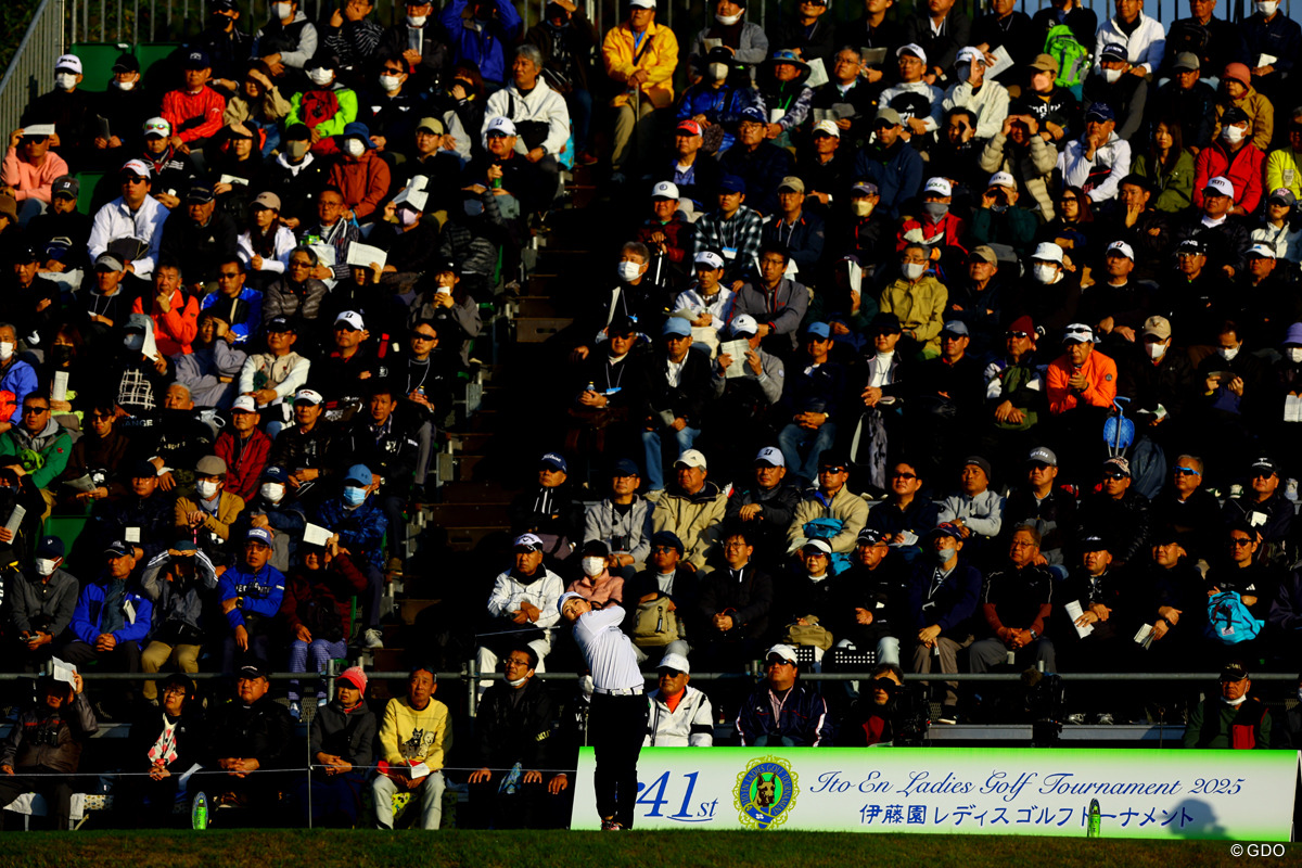 ギャラリーを背に 2025年 伊藤園レディスゴルフトーナメント 2日目 吉川桃