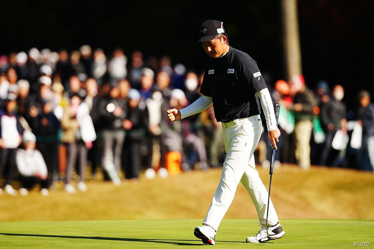 後続に6打差をつけて伝統の一戦を制した