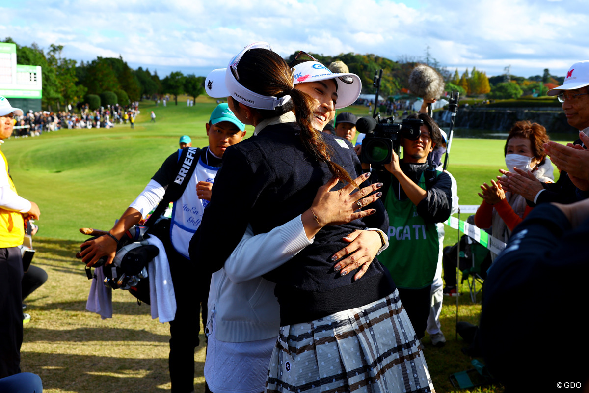 プロ合格同期の原英莉花に抱きつかれて