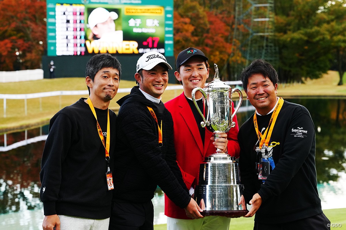金子駆大(右から2番目)は昨年から目澤秀憲コーチ(同3番目)に師事する