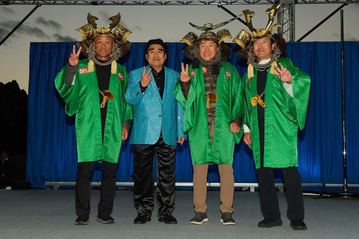 シニア通算2勝目を飾ったチェ・ホソン（右） （提供：日本プロゴルフ協会）