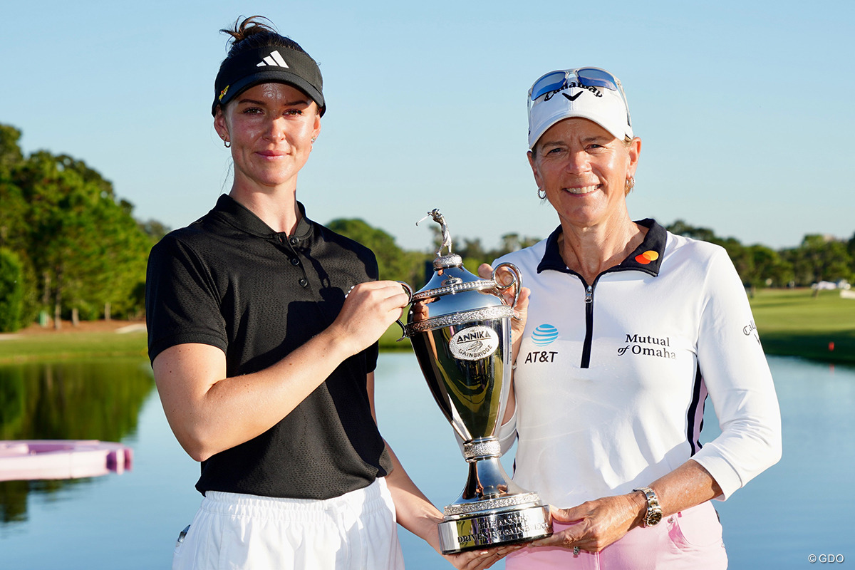 同郷の大先輩であるアニカ・ソレンスタム（右）からカップを授かったリン・グラント