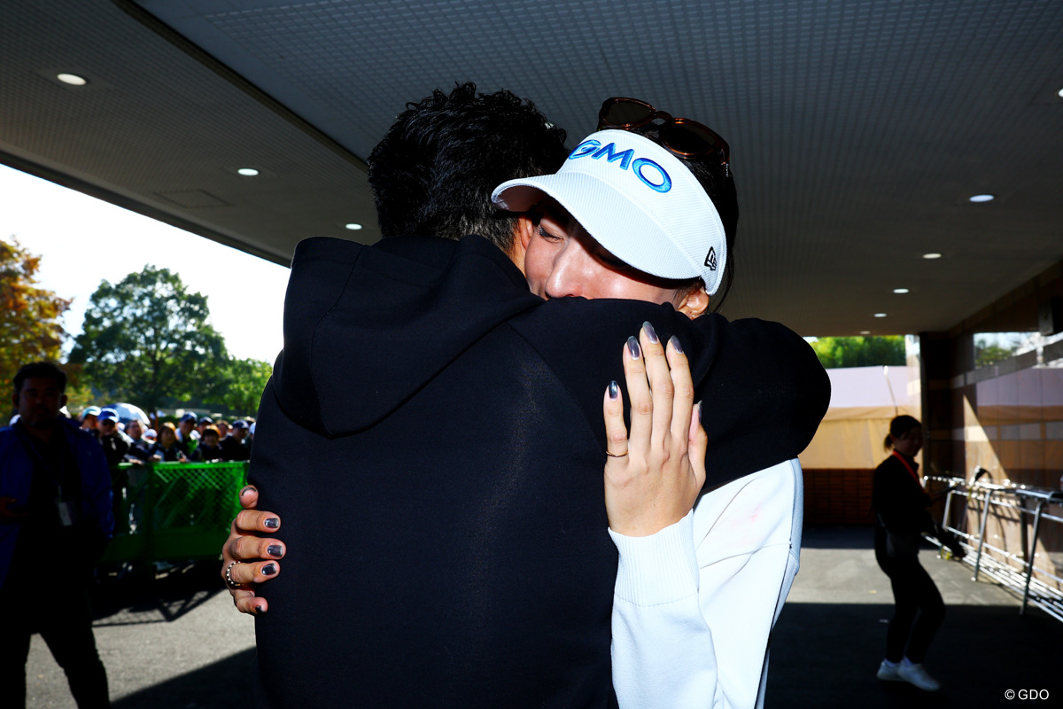 父・信幸さんに抱きすくめられる脇元華