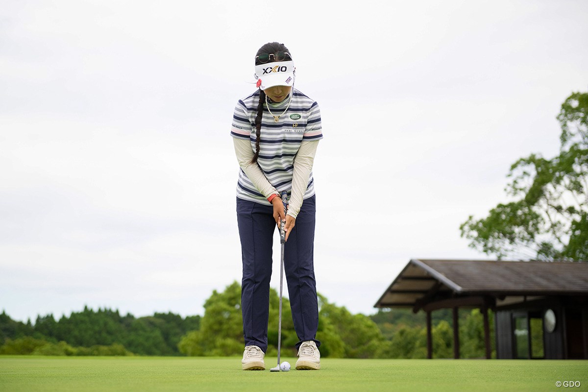 パットが上手い人の共通点は？「初速がゆっくり出て球の伸びがいい」【青木瀬令奈のThe Putting World#1】 上体の力を抜きクラブを支えているだけ