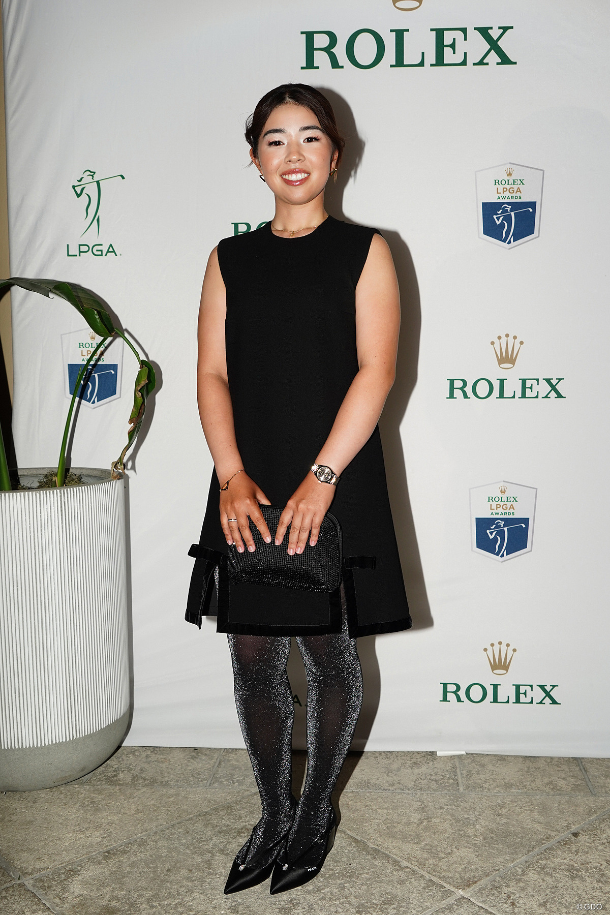 ヘアメイクもお任せでドレスアップ。左手には初優勝者に贈られるロレックスの高級腕時計