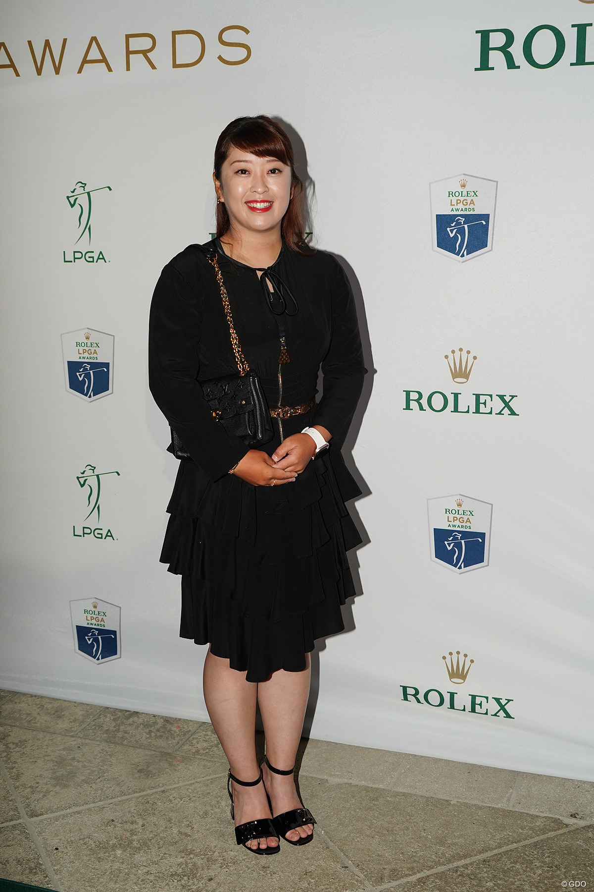 西郷真央はルイ・ヴィトンで統一感を持たせてドレスアップ。腕時計は…