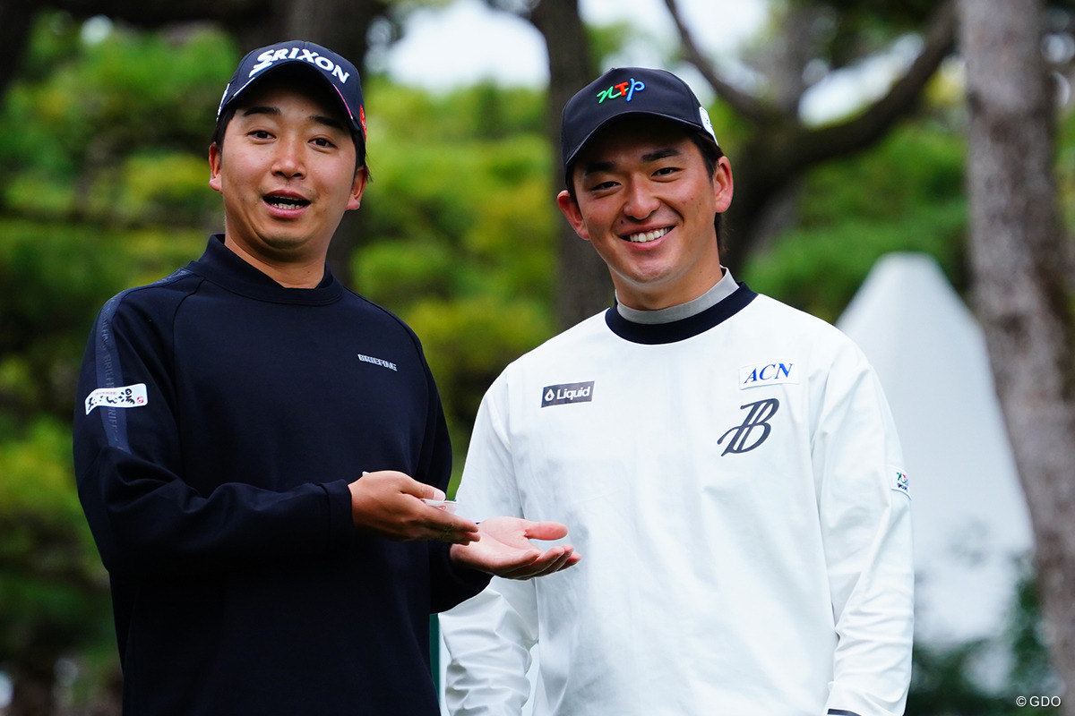 賞金ランキングでトップに立った金子駆大（右）と小木曾喬