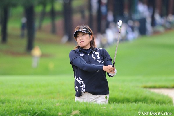 2011年 サントリーレディスオープンゴルフトーナメント 3日目 福嶋晃子 3日連続のアンダーパーをマークしました。首位と8打差はちょっと厳しいけど、存在感を示してますよ～。10位T