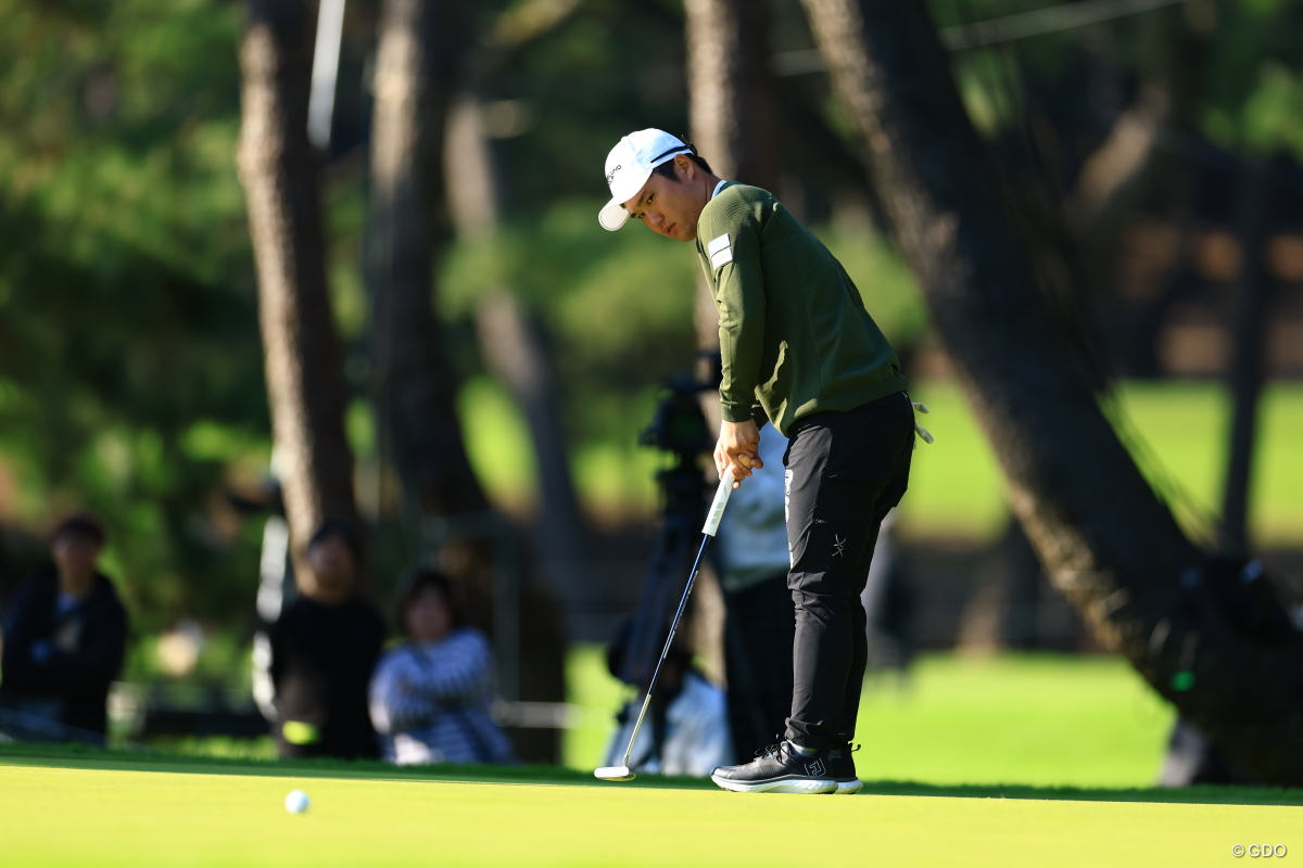 17番パターする 2025年 ダンロップフェニックストーナメント 2日目 長野泰雅