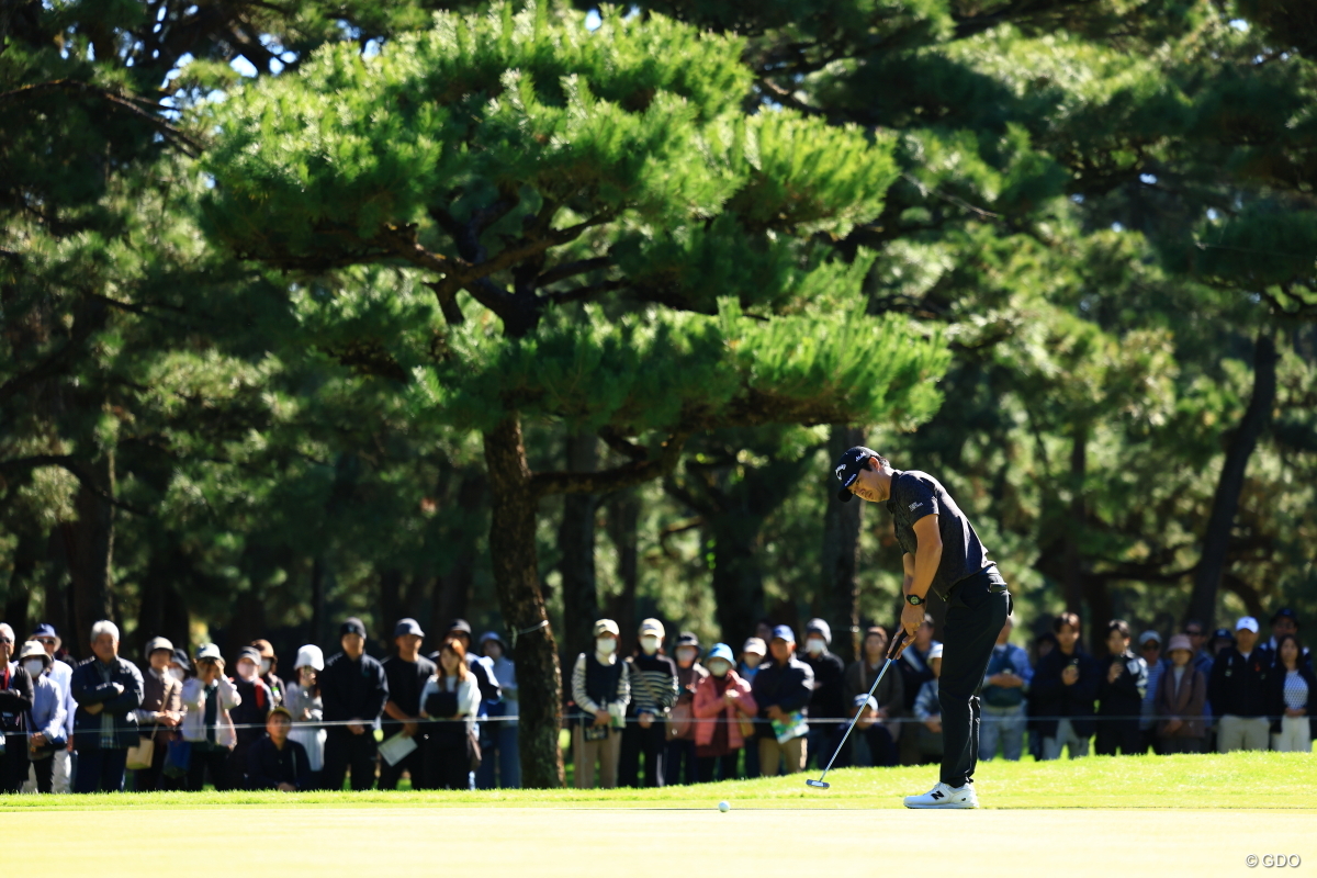 ギャラリーの見守る中でパッティング 2025年 ダンロップフェニックストーナメント 3日目 石川遼