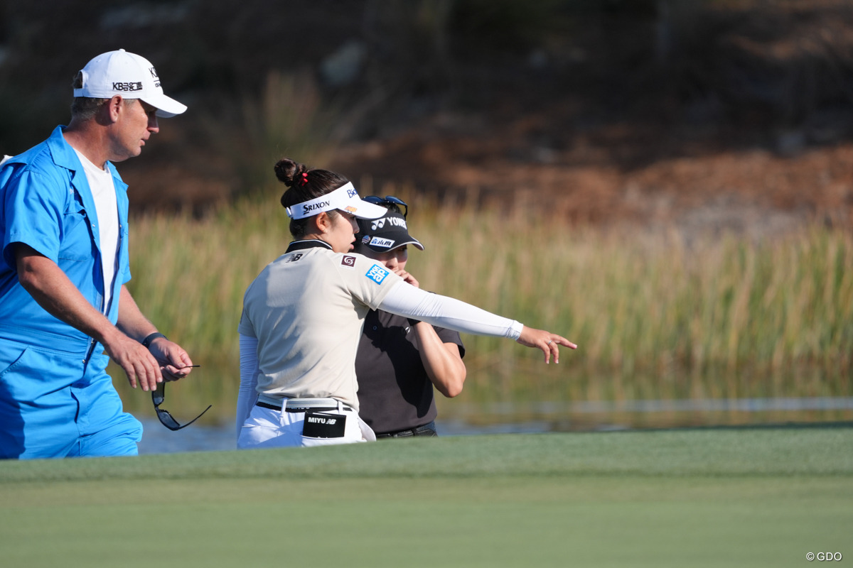 18番で2打目を左の池に落とした