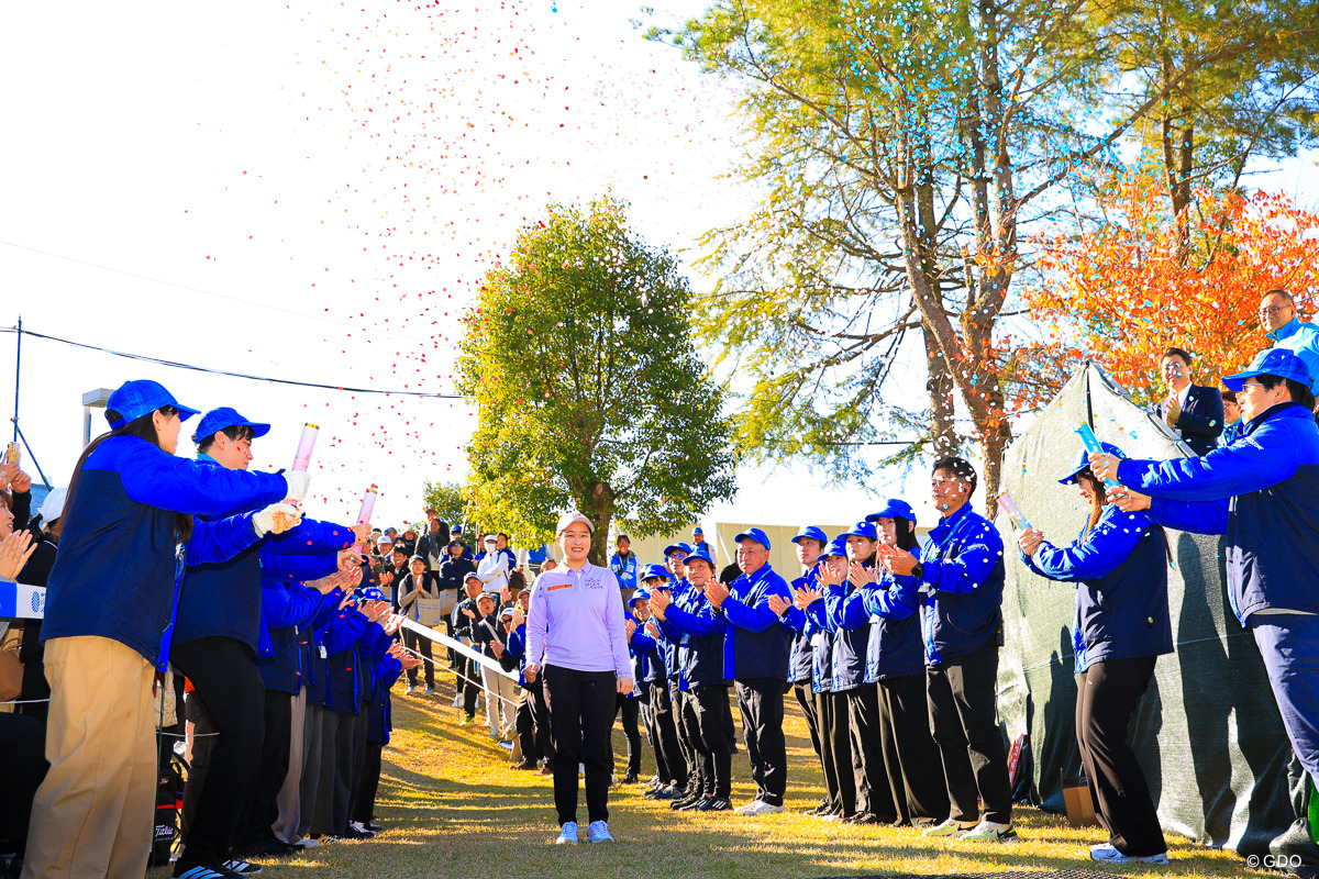 花ふぶきでお出迎え