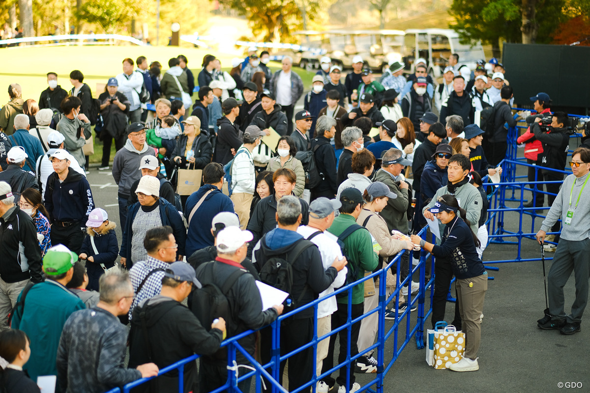 ファンにサインを 2025年 大王製紙エリエールレディスオープン 最終日 青木瀬令奈