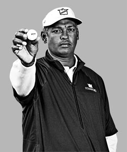 米ツアー賞金王ビジェイがボールをスリクソンに