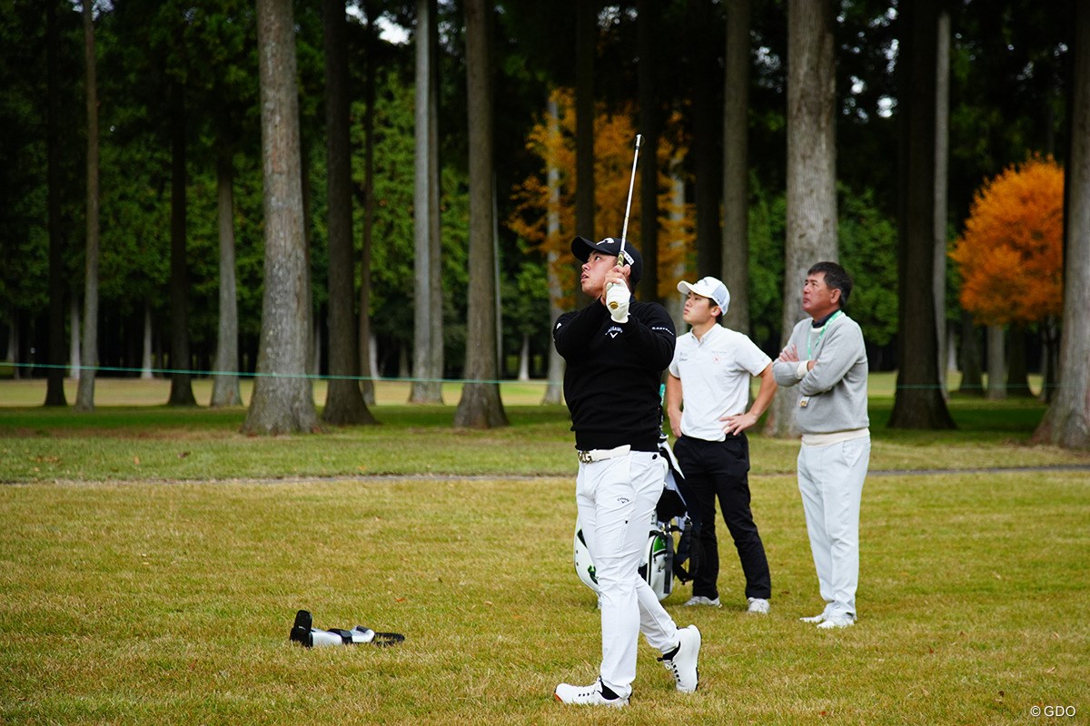 「出球が右に出るの…マスターズで見るやつだ(笑)」スイングセルフ解説／出利葉太一郎