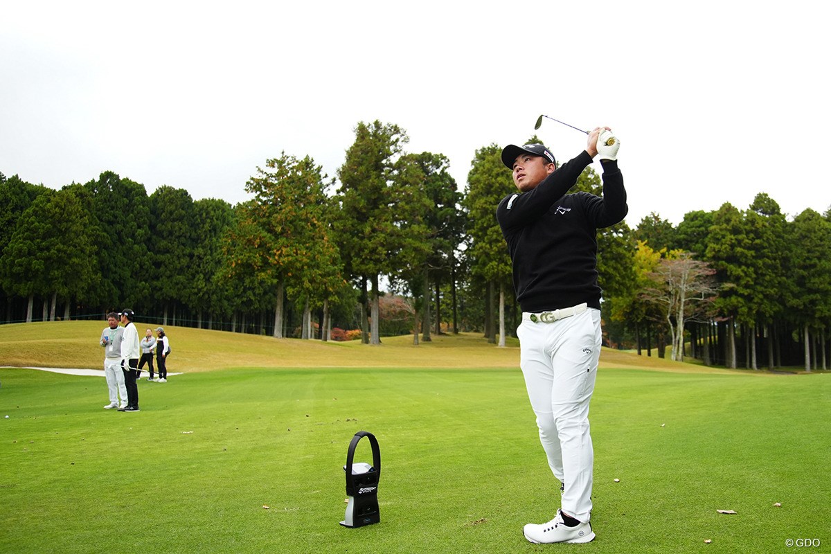 「出球が右に出るの…マスターズで見るやつだ(笑)」スイングセルフ解説／出利葉太一郎