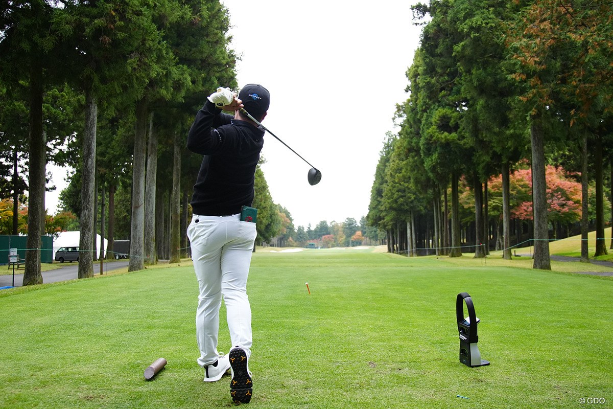 「出球が右に出るの…マスターズで見るやつだ(笑)」スイングセルフ解説／出利葉太一郎 