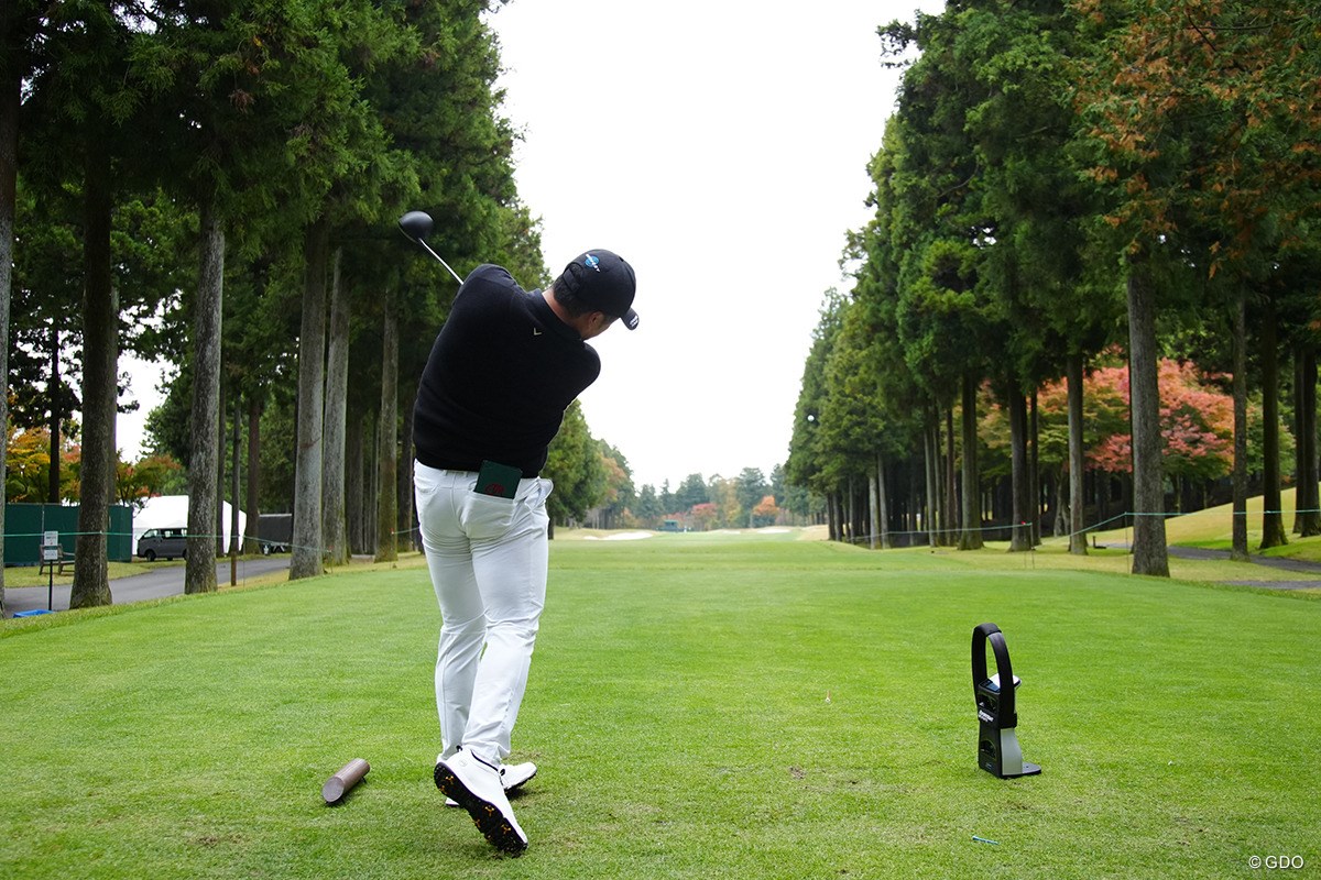 「出球が右に出るの…マスターズで見るやつだ(笑)」スイングセルフ解説／出利葉太一郎 