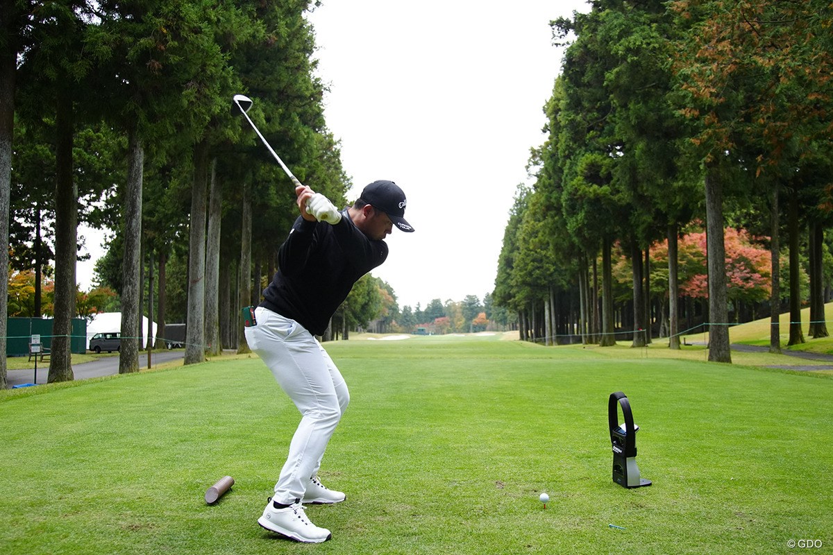 「出球が右に出るの…マスターズで見るやつだ(笑)」スイングセルフ解説／出利葉太一郎 