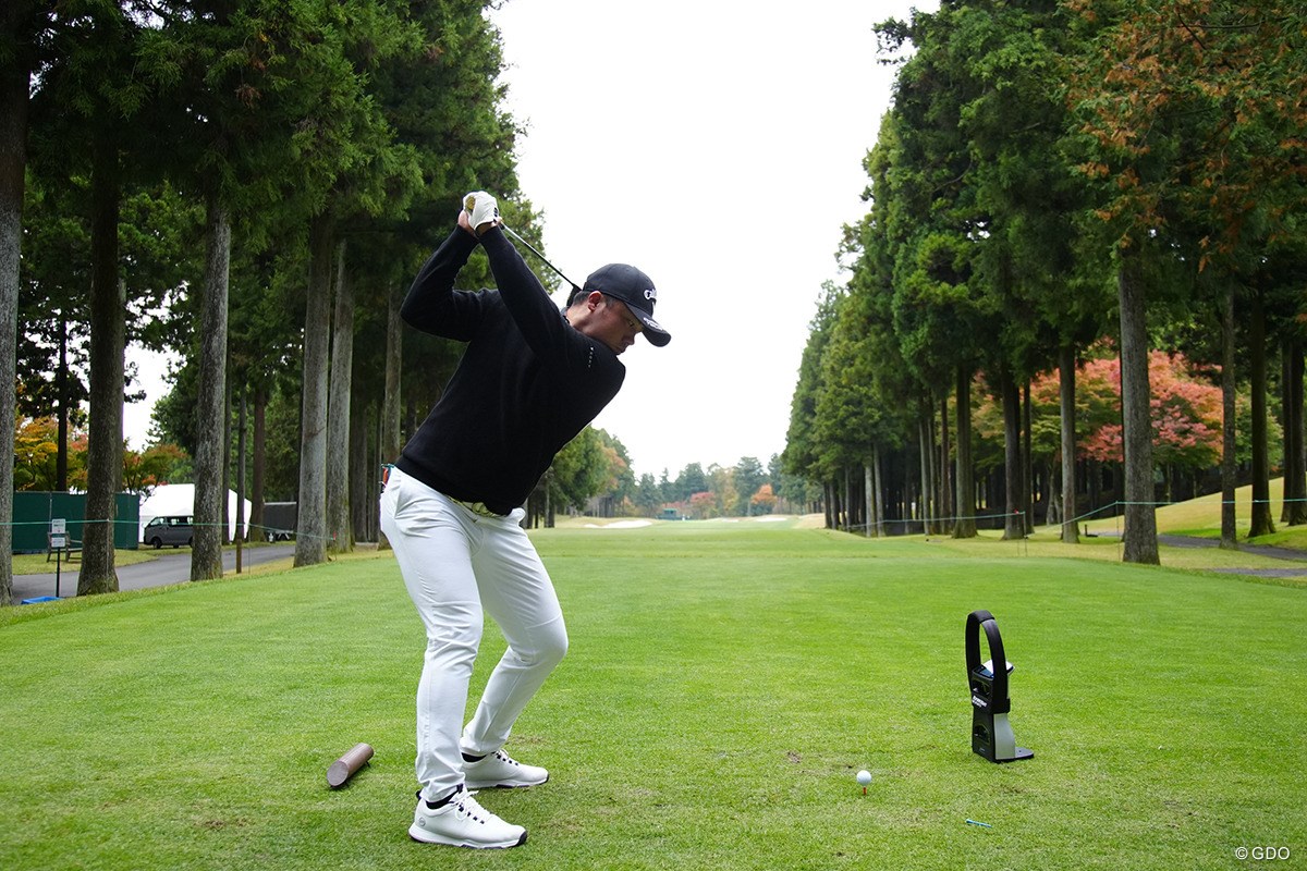 「出球が右に出るの…マスターズで見るやつだ(笑)」スイングセルフ解説／出利葉太一郎 