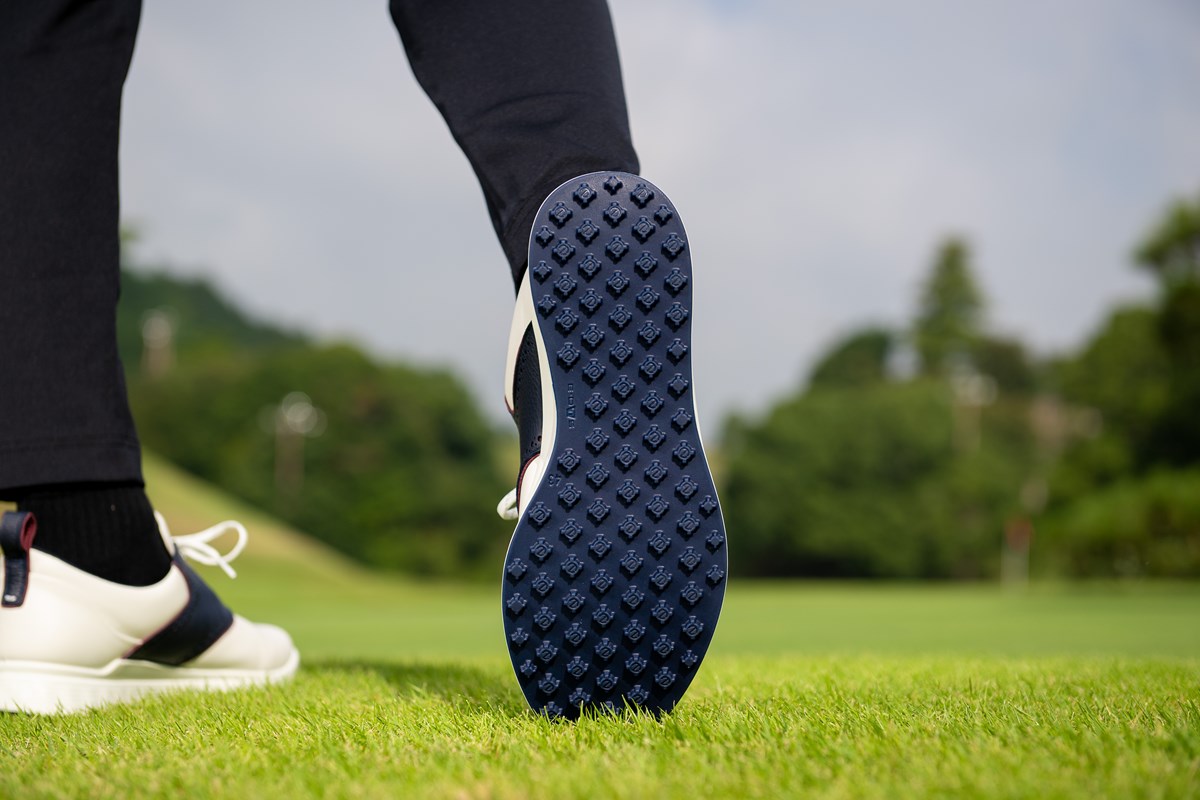 2025秋冬 新作ゴルフシューズ試し履きレポート エコー S-CASUAL カラー下敷き、パーフォレーション、ECCOのブランドロゴが高級感を演出