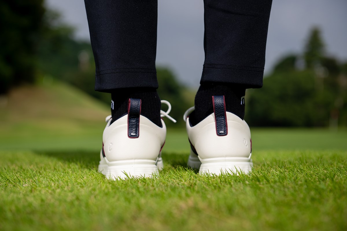 2025秋冬 新作ゴルフシューズ試し履きレポート エコー S-CASUAL インソールは、長期的なクッション性と通気性を