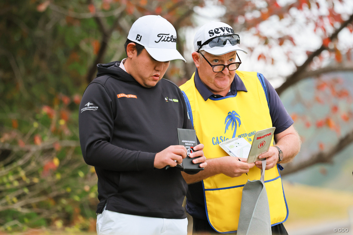 頼もしいキャディさんと 2025年 カシオワールドオープンゴルフトーナメント 初日 米澤蓮