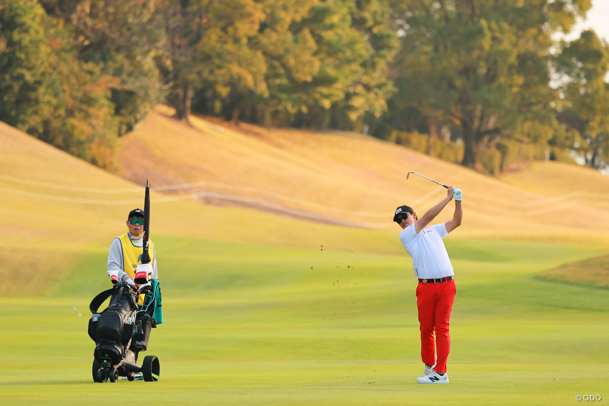 真っ赤なパンツで 2025年 カシオワールドオープンゴルフトーナメント 初日 中西直人