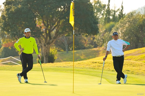 2025年 カシオワールドオープンゴルフトーナメント 初日 小西たかのり 池村寛世 左右対称 おんなじポーズ