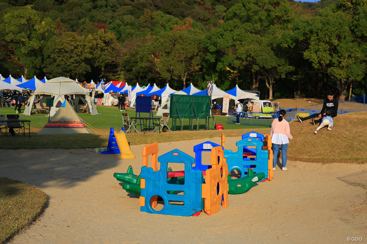 バンカーを利用したお砂場 2025年 カシオワールドオープンゴルフトーナメント 初日 カシオワールドオープン