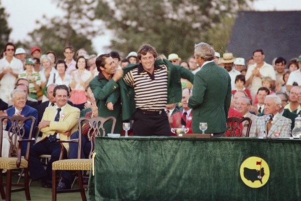 ファジー・ゼラー氏は1979年のマスターズで初出場初優勝。前年覇者のゲーリー・プレーヤーにグリーンジャケットの袖を通してもらった(Augusta National/Getty Images)