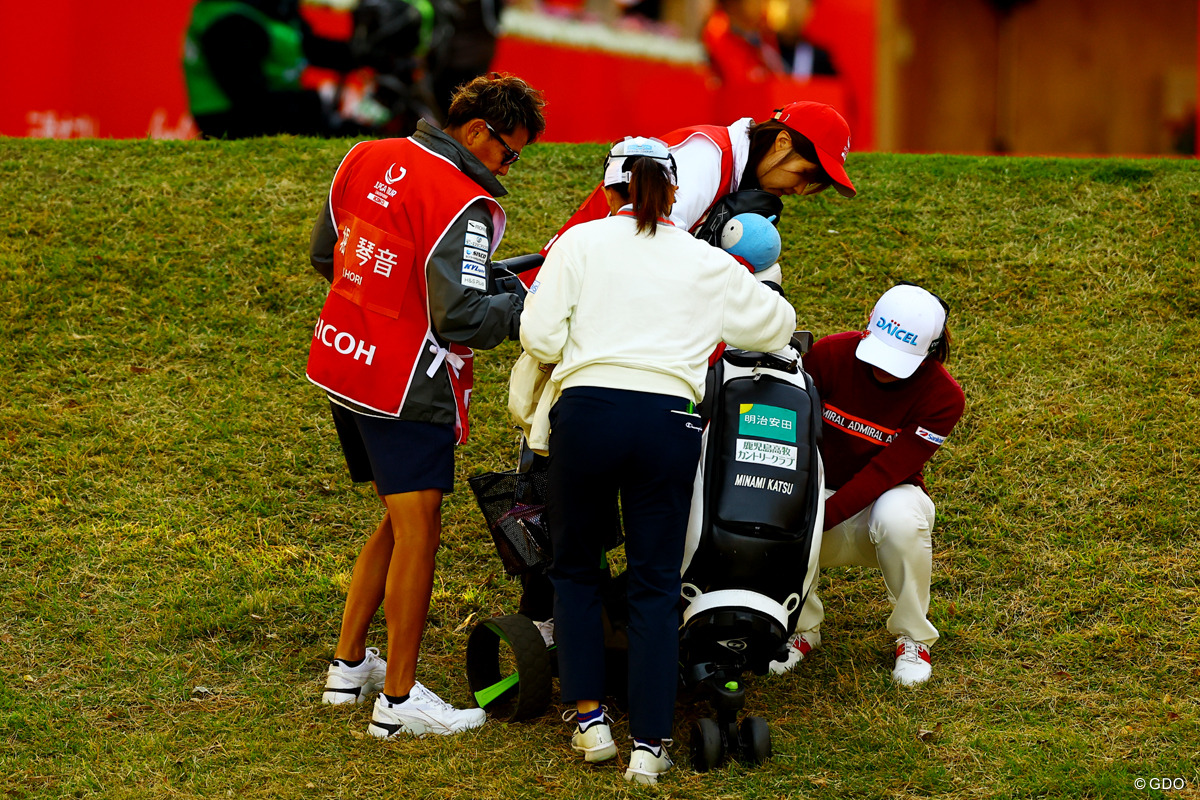 トラブル 2025年 JLPGAツアーチャンピオンシップリコーカップ 2日目 勝みなみ 堀琴音