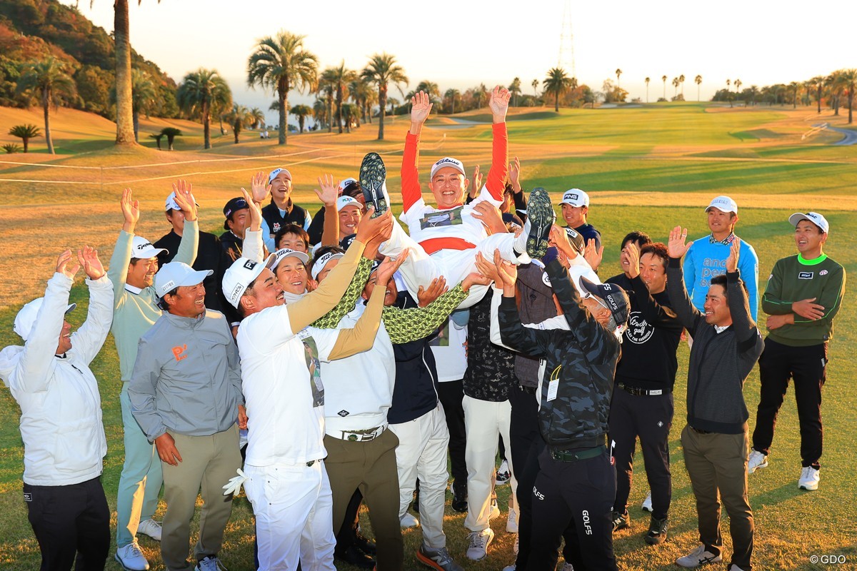 ホールアウト後、仲間に胴上げされて笑顔