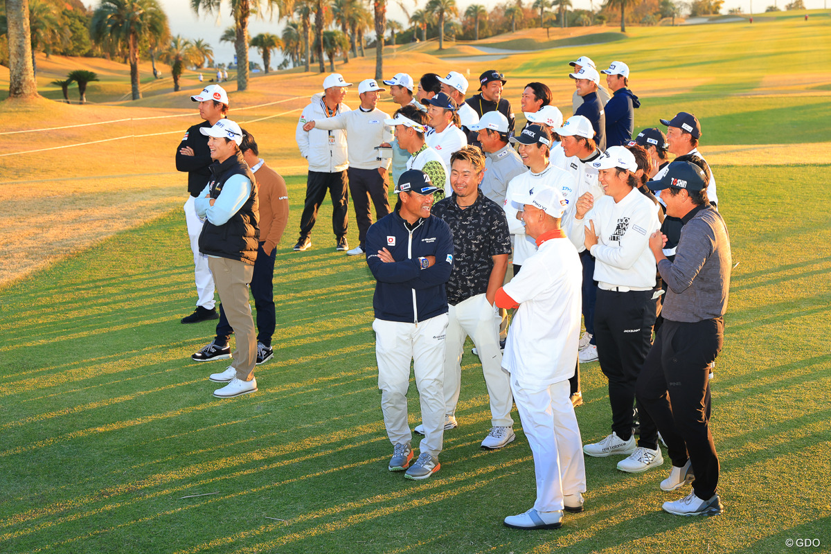 胴上げ前に隣の18番のゴルフをみんなで観戦 2025年 カシオワールドオープンゴルフトーナメント 2日目 谷口徹