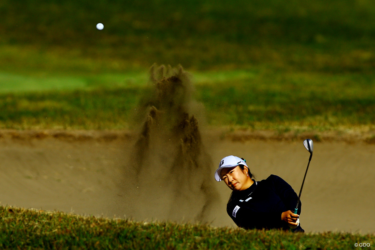 バンカーショットを放つ 2025年 JLPGAツアーチャンピオンシップリコーカップ 2日目 阿部未悠