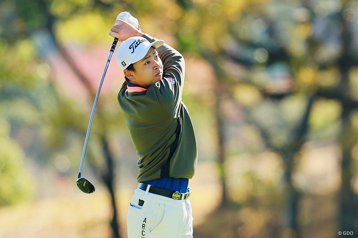 ツアー初勝利を目指す鈴木晃祐が首位で最終日へ