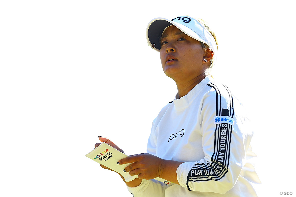 鈴木愛が首位タイに浮上して最終日へ