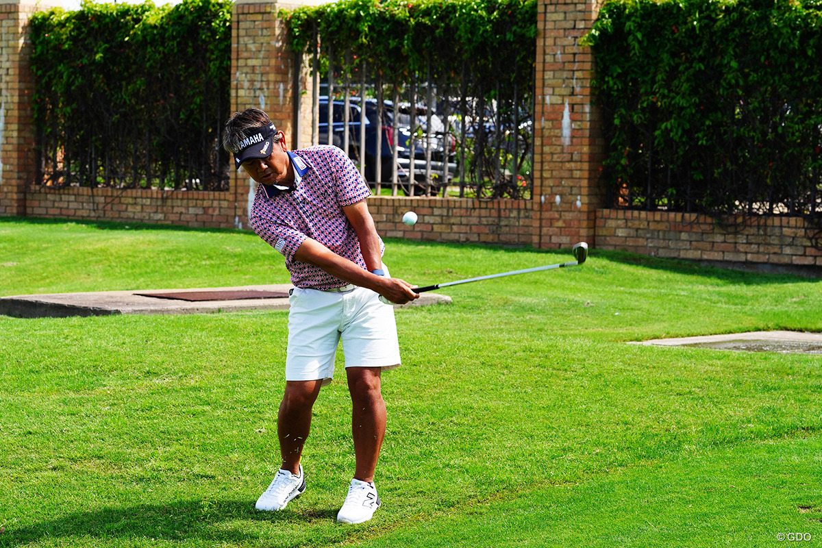 ラフの正解は2通り「上からコツン」or「バンカー風」【藤田寛之アプローチのレシピ#12／ボールが沈んだラフ】