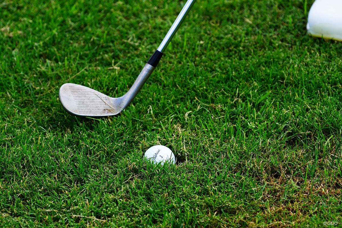 ラフからは2通り「上からコツン」or「バンカー風」【藤田寛之アプローチのレシピ#12／沈んだラフ】