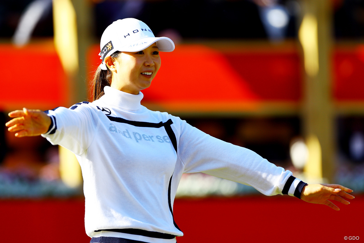 会心イーグルを決めて首位浮上。金澤志奈が最終戦タイトルに接近した