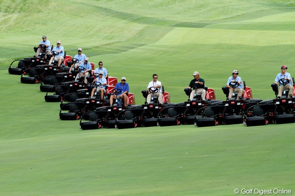 フェアウェイの芝刈りは朝夕2回 朝はティからグリーンへ 夕方はグリーンからティ方向へと刈る 11年 全米オープン 練習日 芝刈り フォトギャラリー Gdo