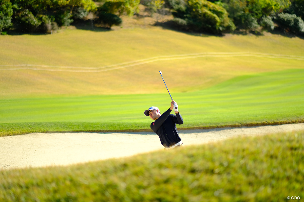 Hole18セカンドショットはバンカーから 2025年 カシオワールドオープンゴルフトーナメント 3日目 蝉川泰果