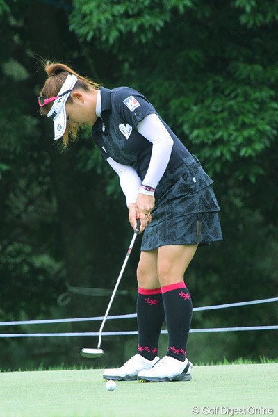 パッティングでは打った後も頭を残す練習を繰り返す有村智恵 11年 ニチレイレディス 事前 有村智恵 フォトギャラリー Gdo パッティングでは打った後も頭を残す練習を繰り返す有村智恵 11年 ニチレイレディス 事前 有村智恵 フォトギャラリー Gdo