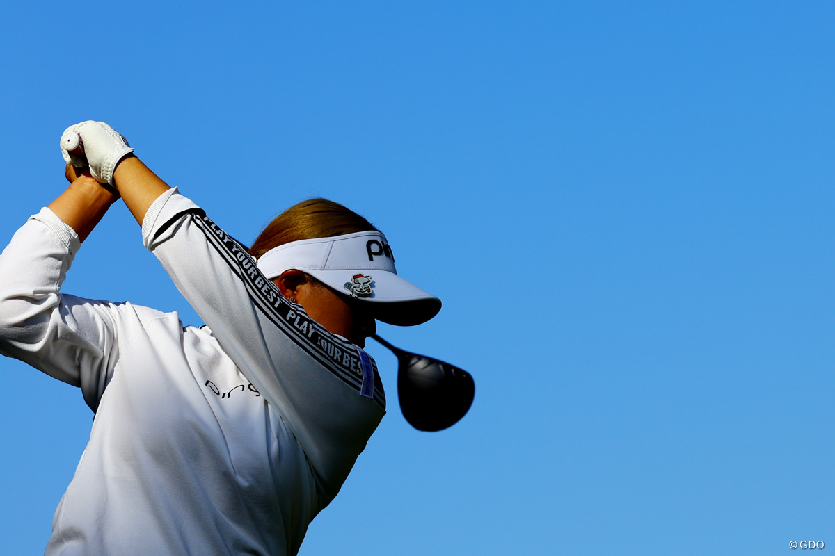 力強いトップ 2025年 JLPGAツアーチャンピオンシップリコーカップ 3日目 鈴木愛