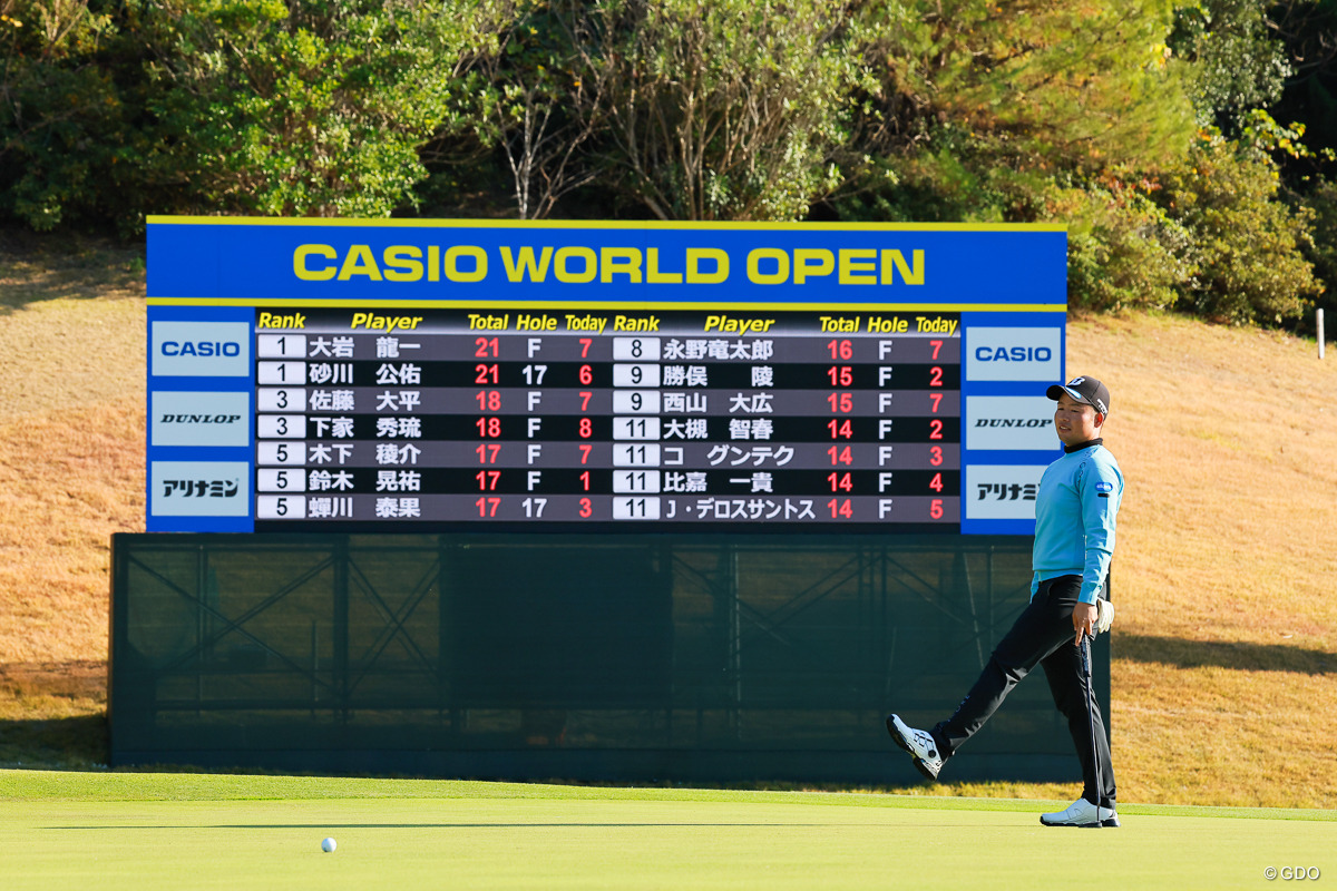 惜しくもカップをそれた