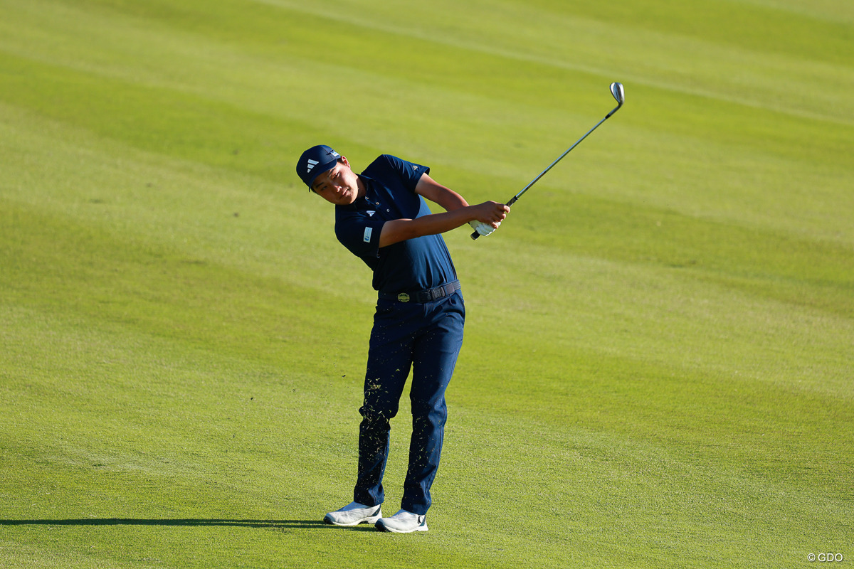 オールネイビーのウェアで 2025年 カシオワールドオープンゴルフトーナメント 最終日 吉田泰基