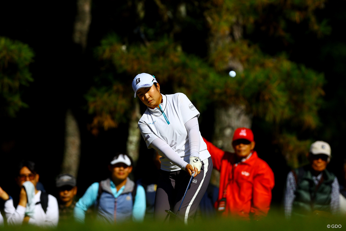 アプローチショットを放つ 2025年 JLPGAツアーチャンピオンシップリコーカップ 4日目 阿部未悠