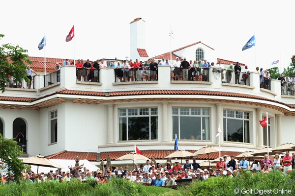 2011年 全米オープン 初日 10番ティ クラブハウスのすぐ前にティグラウンドがある。おのずと注目度が高まる