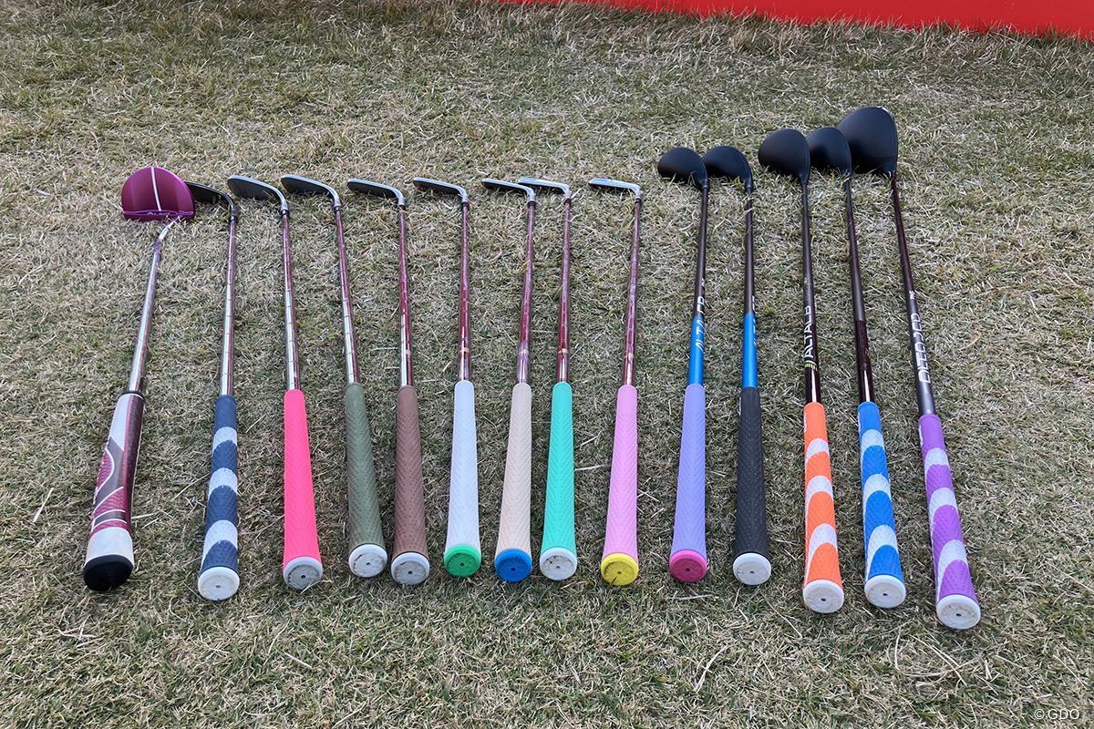 番手ミスを防ぐため14本全部、グリップの色が違う